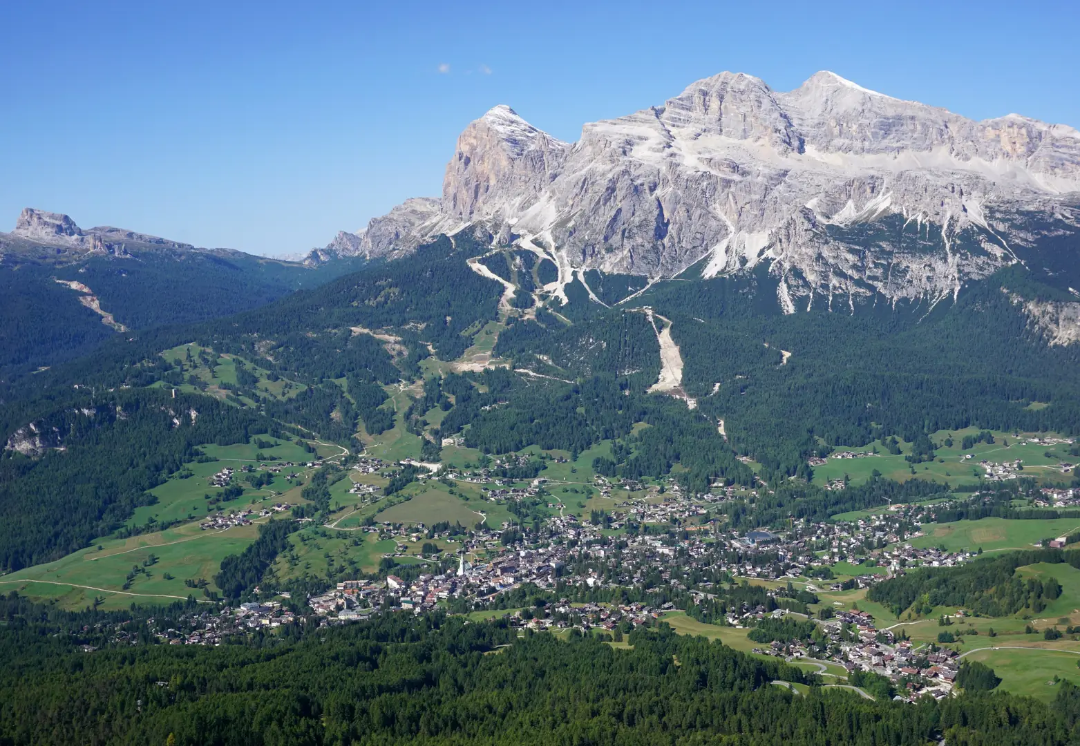 Cortina d'Ampezzo private jet charter